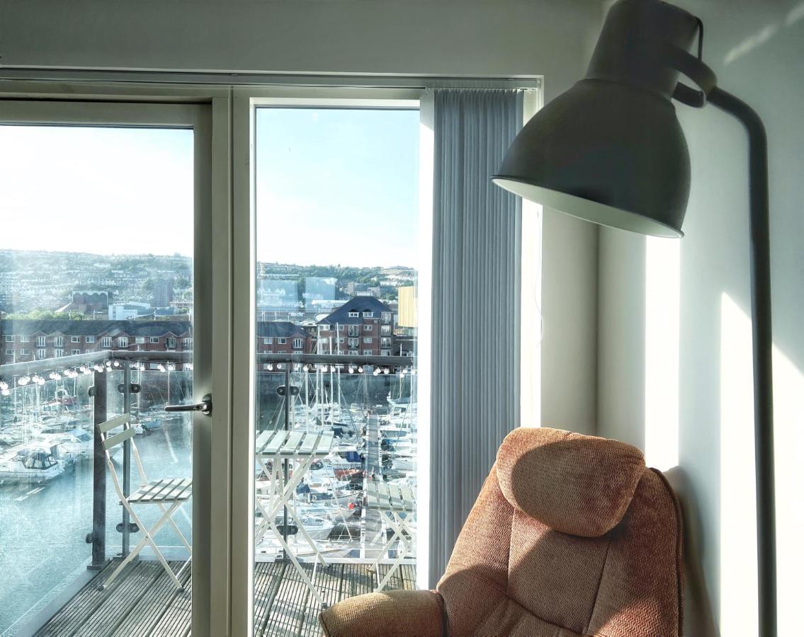 Elegant And Bright Seaside Apt In Swansea Marina Экстерьер фото
